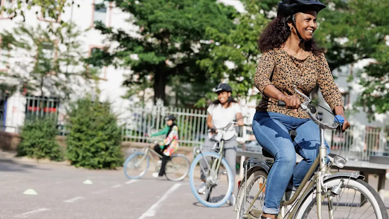 bike-bridge-frankfurt-fahrrad-frauen