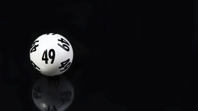 Lotto Kugel vor schwarzem Hintergrund