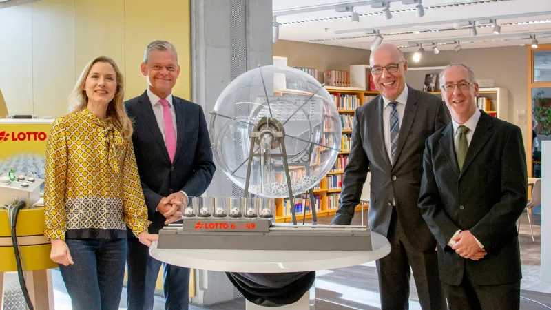Übergabe Lotto-Ziehungsgerät Haus der Geschichte Bonn